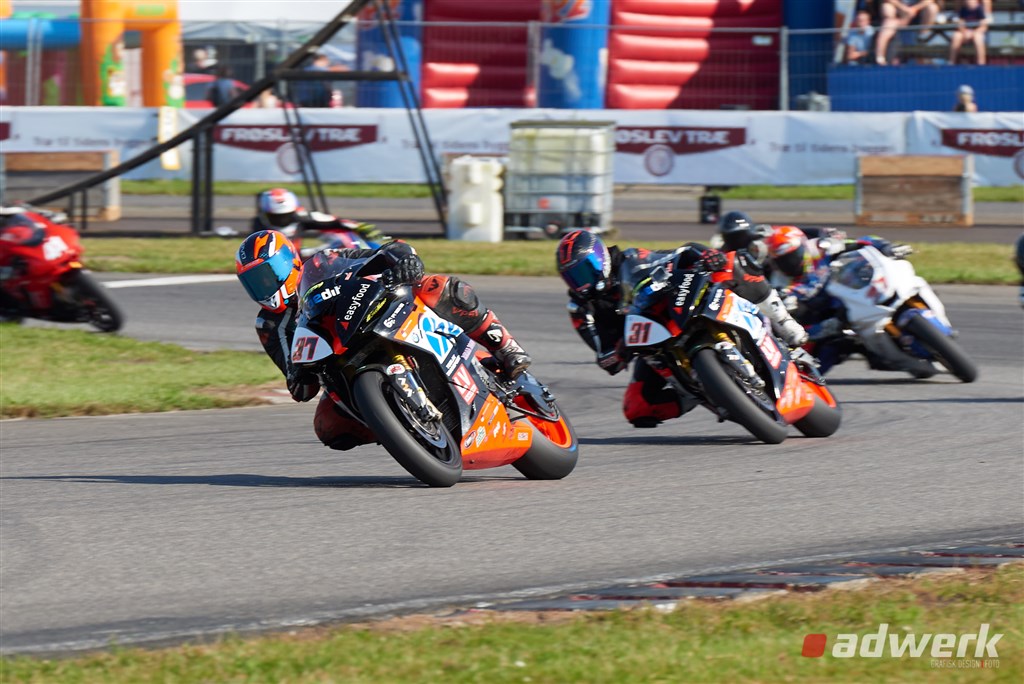 Teamets 2 kørere brødrene Steven og Simon Tirsgaard kørte som sædvanlig på deres BMW S 1000 RR - maskiner.
(Foto: Adwerk.dk)